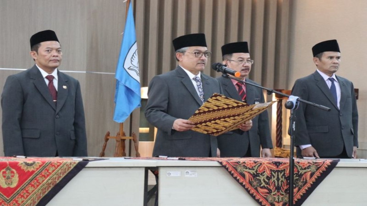 Kepala Badan Bahasa Kementerian Pendidikan, Kebudayaan, Riset, dan Teknologi (Kemendikbudristek) E. Aminudin Aziz dalam pelantikan Pejabat Administrator, Pengawas dan Pejabat Fungsional Widyabasa di Jakarta, Senin (16/1/2023). (ANTARA/HO-HumasKemendikbudristek)