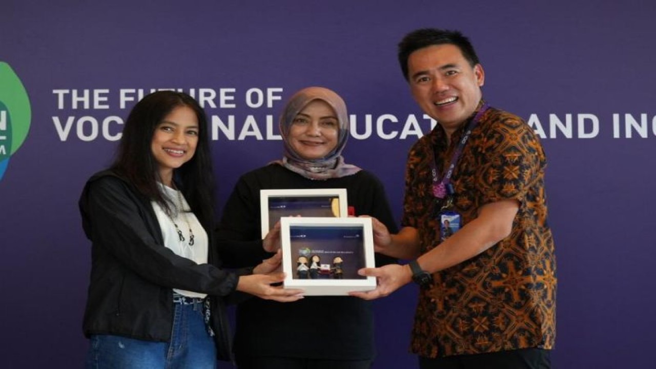 Direktur Jenderal Pendidikan Vokasi, Kementerian Pendidikan, Kebudayaan, Riset dan Teknologi (Kemendikbudristek) Kiki Yuliati (tengah) dalam Bootcamp Unite for Education (UFE) Sustainability Forum 2023 di Bogor, Jawa Barat, Kamis (26/1/2023). (ANTARA/HO-Kemendikbudristek)
