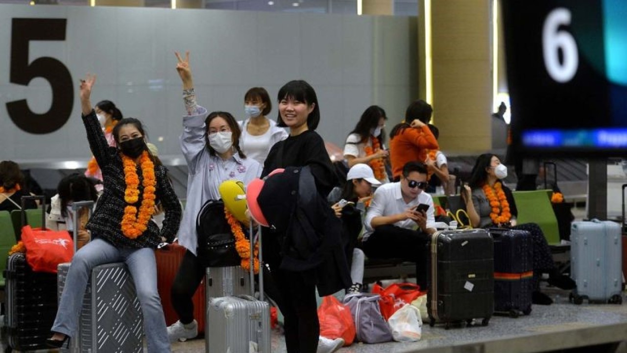 Ilustrasi: Wisatawan mancanegara asal China tiba di Terminal Internasional Bandara Internasional I Gusti Ngurah Rai, Badung, Bali, Minggu (22/1/2023). Sebanyak 210 orang penumpang asal Shenzhen, China tiba di Pulau Dewata dengan menumpang penerbangan carter maskapai Lion Air JT2648 yang menjadi penerbangan perdana dari China ke Bali sejak Pemerintah China mengizinkan warganya untuk kembali bepergian ke luar negeri. ANTARA FOTO/Fikri Yusuf/aww.