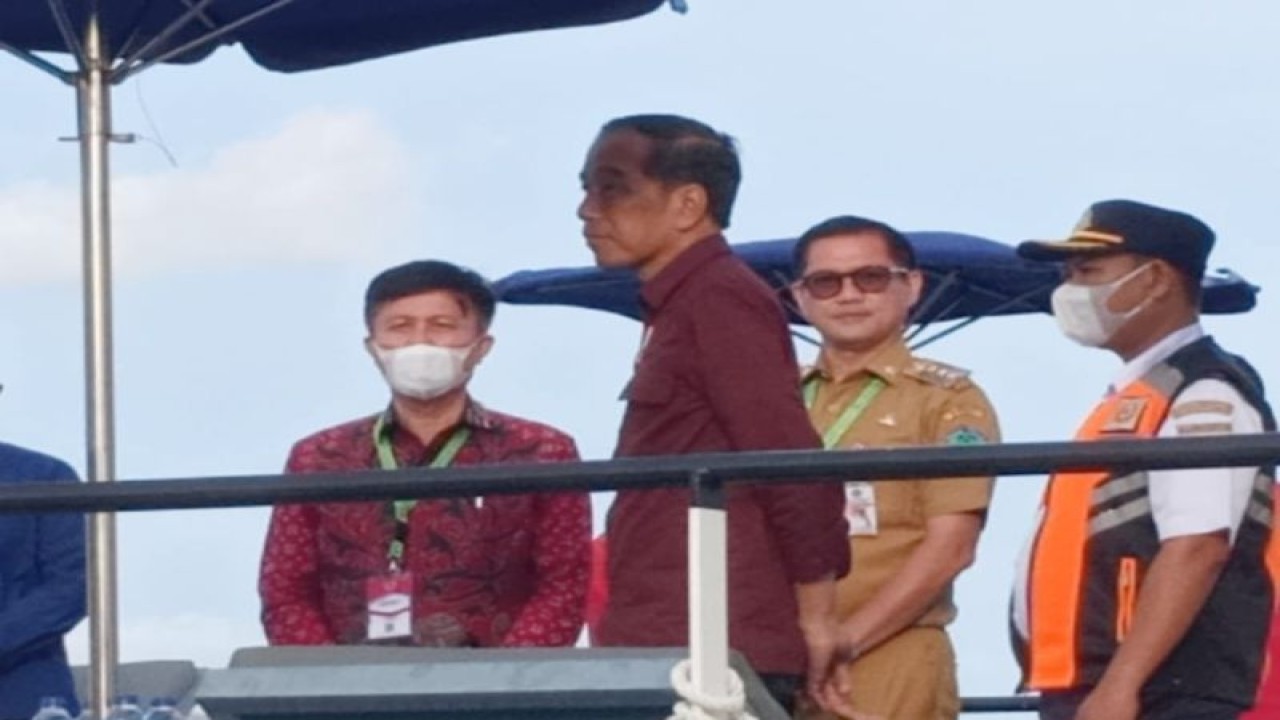 Presiden Joko Widodo saat berada di kapal bottom glass untuk mendukung pariwisata maritim di Likupang, Sulawesi Utara. ANTARA/HO-Ditjen Perhubungan Laut, Kemenhub.