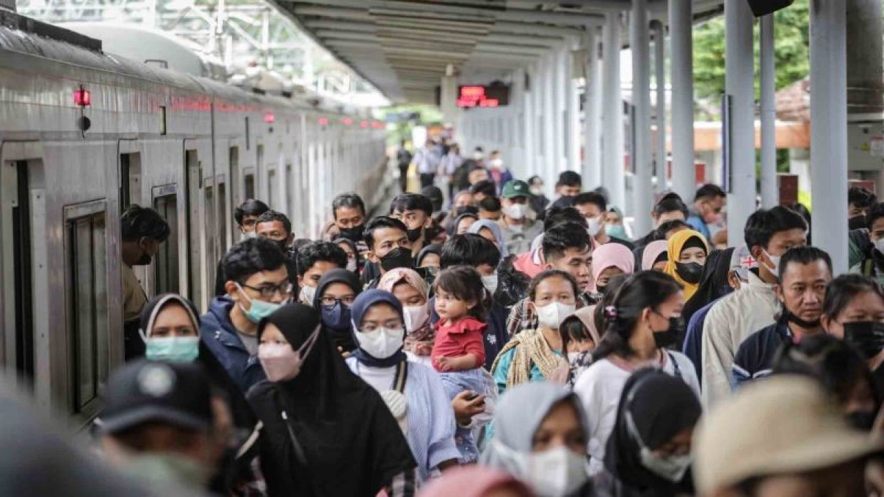 Sejumlah penumpang kereta listrik (KRL) Commuterline berjalan menuju pintu keluar Stasiun Tangerang, Banten, Kamis (29/12/2022). ANTARA FOTO/Fauzan/tom.