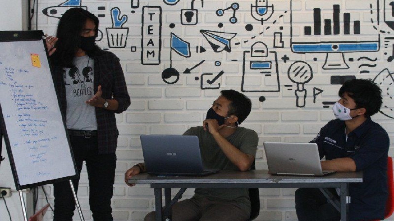 Ilustrasi - Sejumlah pengelola perusahaan rintisan digital atau startup mengoperasikan program pelayanan di sebuah kantor bersama berbasis jaringan internet (Coworking space). ANTARA/Ari Bowo Sucipto/wsj.