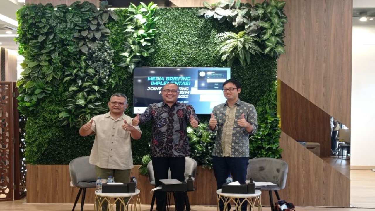 Asisten Deputi Bidang Kerjasama Ekonomi Multilateral Kementerian Koordinator Bidang Perekonomian Ferry Ardiyanto (tengah) dalam Media Briefing di Jakarta, Rabu (19/1/2023). (ANTARA/Sanya Dinda)