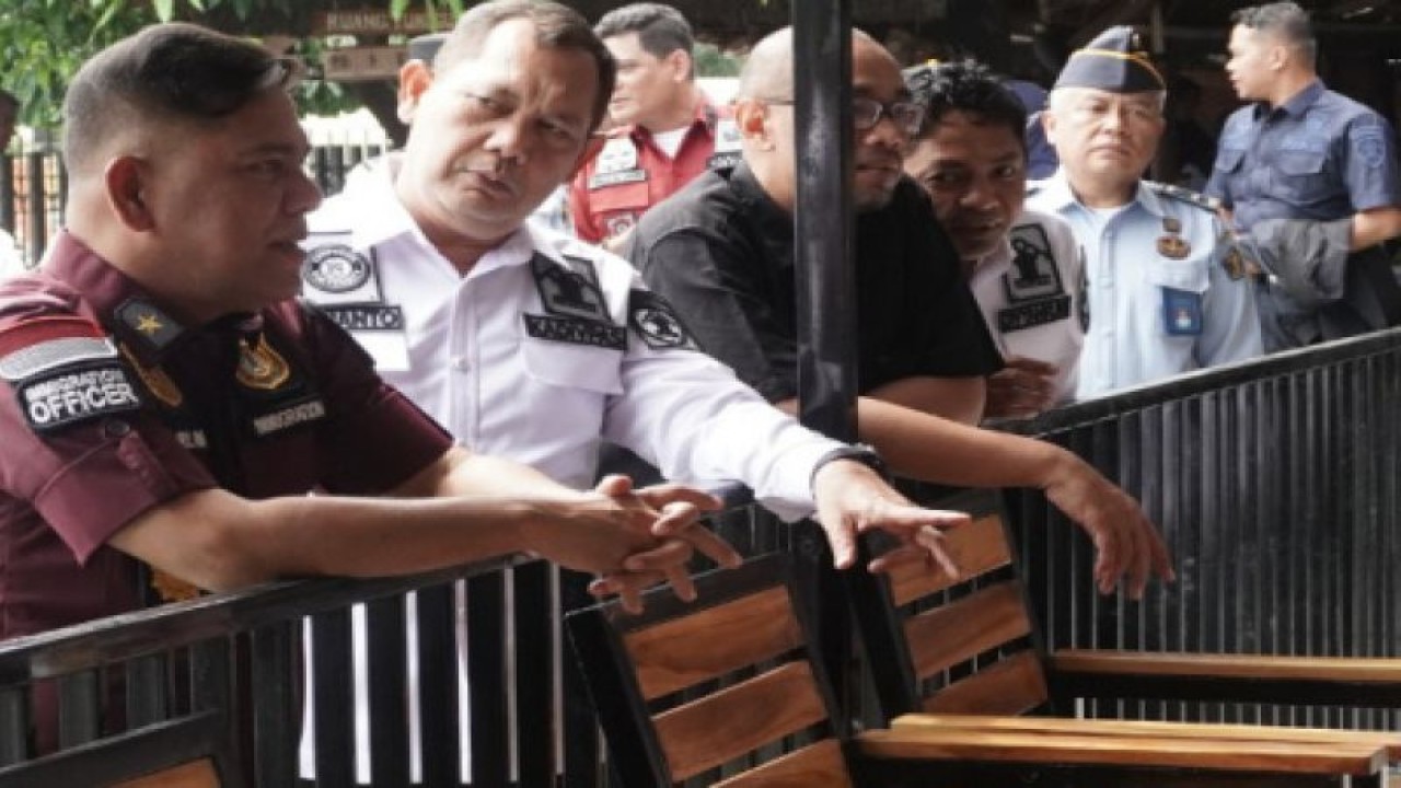 Kepala Kanwil Kemenkumham Sulbar Parlindungan (kiri) saat meninjau bengkel kerja narapidana di Rutan Majene. (ANTARA/HO/Humas Kanwil Kemenkumham Sulbar)