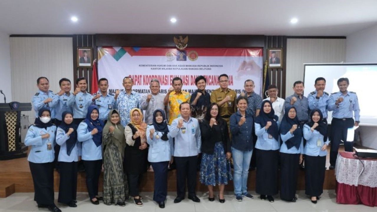 Kepala Kanwil Kemenkumham Babel Harun Sulianto foto bersama usak membuka Rakor dan Evaluasi Pelaksanaan MPW dan MKNW Babel Tahun 2022 di Pangkalpinang, Rabu (25/1/2023). ANTARA/HO-Humas Kemenkumham Babel