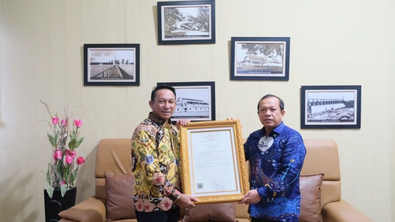 Kepala Kanwil Kemenkumham Babel Harun Sulianto menyerahkan Surat Pencatatan Inventarisasi Kekayaan Intelektual Komunal (KIK) Sumber Daya Genetik Ikan “Tengkelesak Lenggang” ke Bupati Belitung Timur Burhanudin di Manggar. (Humas)