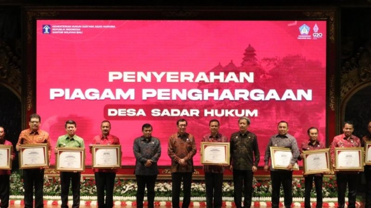 Menteri Hukum dan Hak Asasi Manusia (Menkumham) Yasonna Hamonangan Laoly menyerahkan penghargaan Desa Sadar Hukum di Jakarta, Selasa, (17/1/2023). ANTARA/Muhammad Zulfikar.