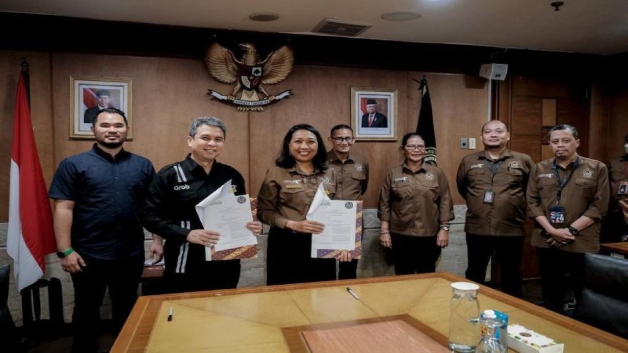 MoU dan Perjanjian Kerja sama antara Kementerian Pariwisata dan Ekonomi Kreatif serta Grab Indonesia yang disaksikan oleh Menteri Pariwisata dan Ekonomi Kreatif (Menparekraf) Sandiaga Salahuddin Uno, Gedung Sapta Pesona, (4/1/2023). (ANTARA/HO-Kemenparekraf)