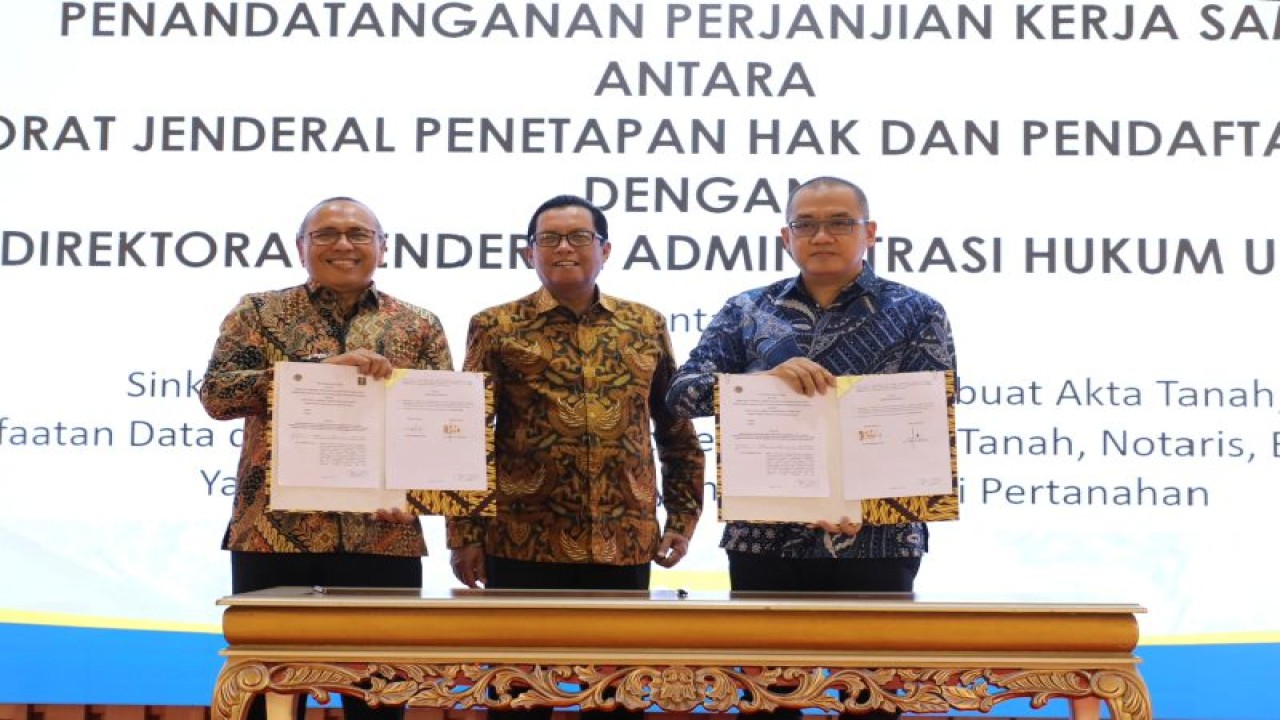 Penandatanganan kerja sama antara Kementerian Agraria dan Tata Ruang/Badan Pertanahan Nasional (ATR/BPN) dengan Kementerian Hukum & Hak Asasi Manusia (Kemenkumham) dalam rangka mengoptimalisasi peran Pejabat Pembuat Akta Tanah (PPAT) dan notaris. ANTARA/HO-Kementerian ATR.