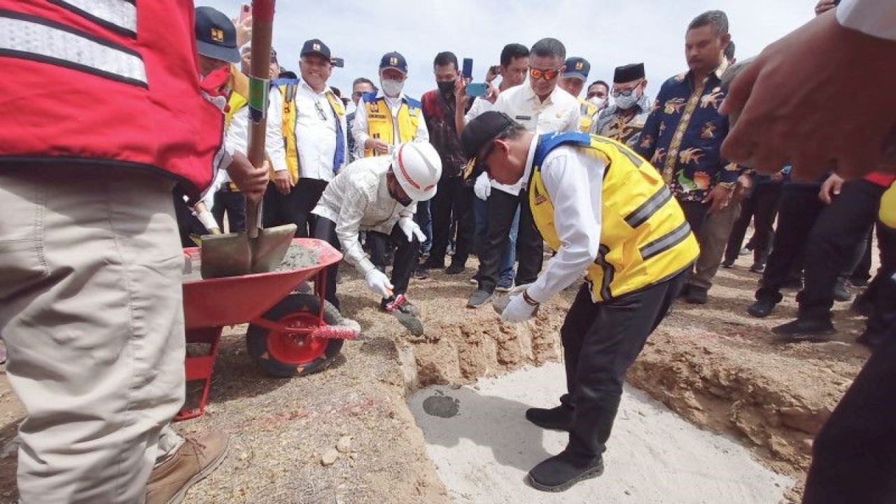 Dirjen Perumahan Kementerian PUPR, Iwan Suprijanto (pakai rompi) bersama Gubernur Sulawesi Tengah, Rusdy Mastura (pakai helm) dan wali Kota Palu, Hadianto Rasyid (baju batik) melakukan peletakan batu pertama pembangunan hunian tetap di kawasan relokasi Tondo 2 Kota Palu yang akan di bangun 1.055 unit hunian oleh kementerian terkait, Kamis (5/1/2023). ANTARA/Moh Ridwan