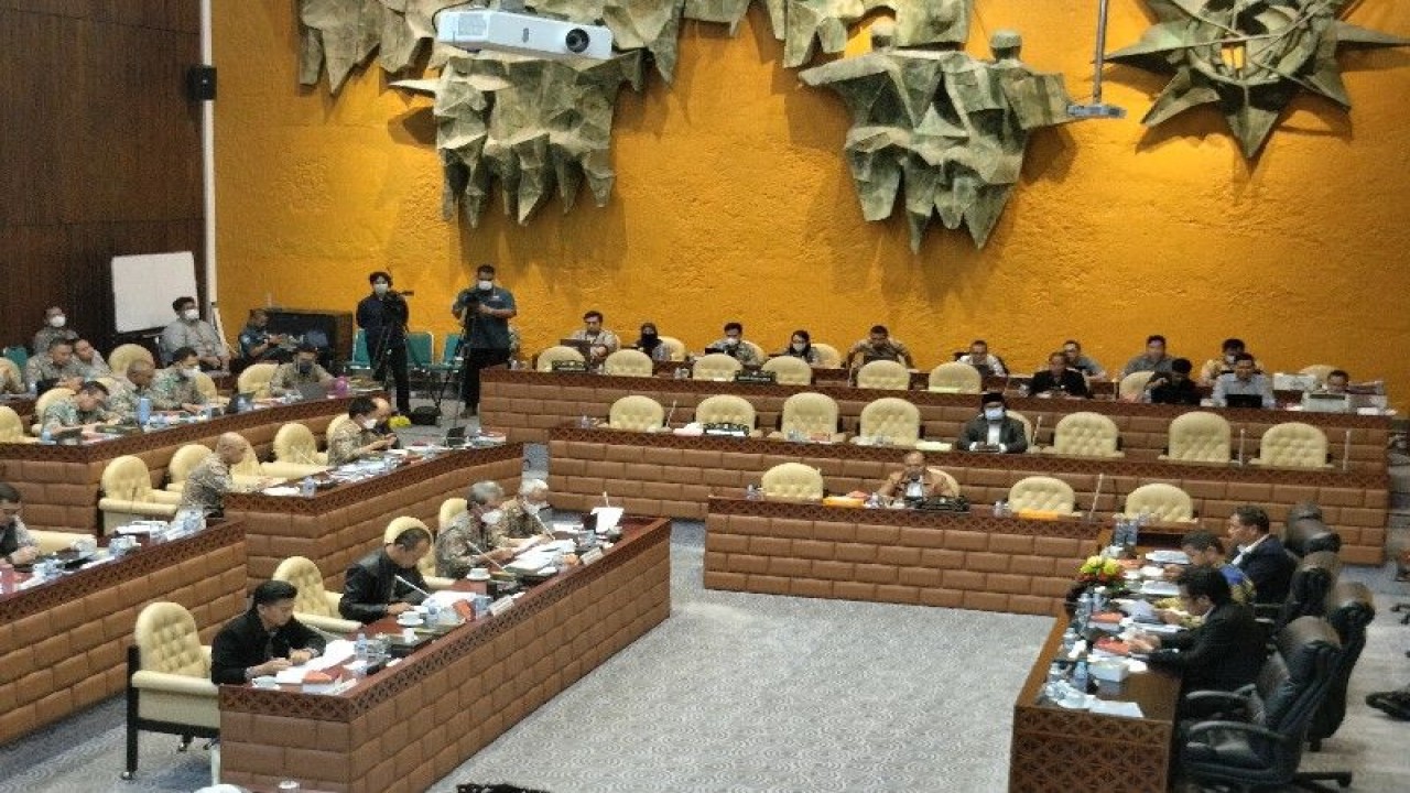 Rapat Dengar Pendapat Direktorat Jenderal Sumber Daya Air dan Direktorat Jenderal Perumahan Kementerian PUPR bersama Komisi V DPR RI di Jakarta, Rabu (25/1/2023). ANTARA/Aji Cakti