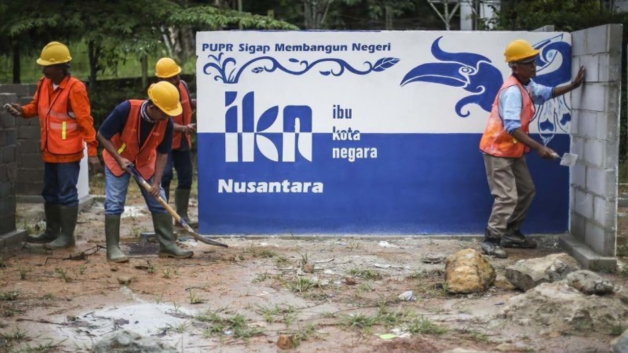 Peserta mengikuti pelatihan pekerja konstruksi Ibu Kota Negara (IKN) Nusantara di SMKN 1 Kecamatan Sepaku, Kabupaten Penajam Paser Utara, Kalimantan Timur. ANTARA FOTO/Rivan Awal Lingga/aww.