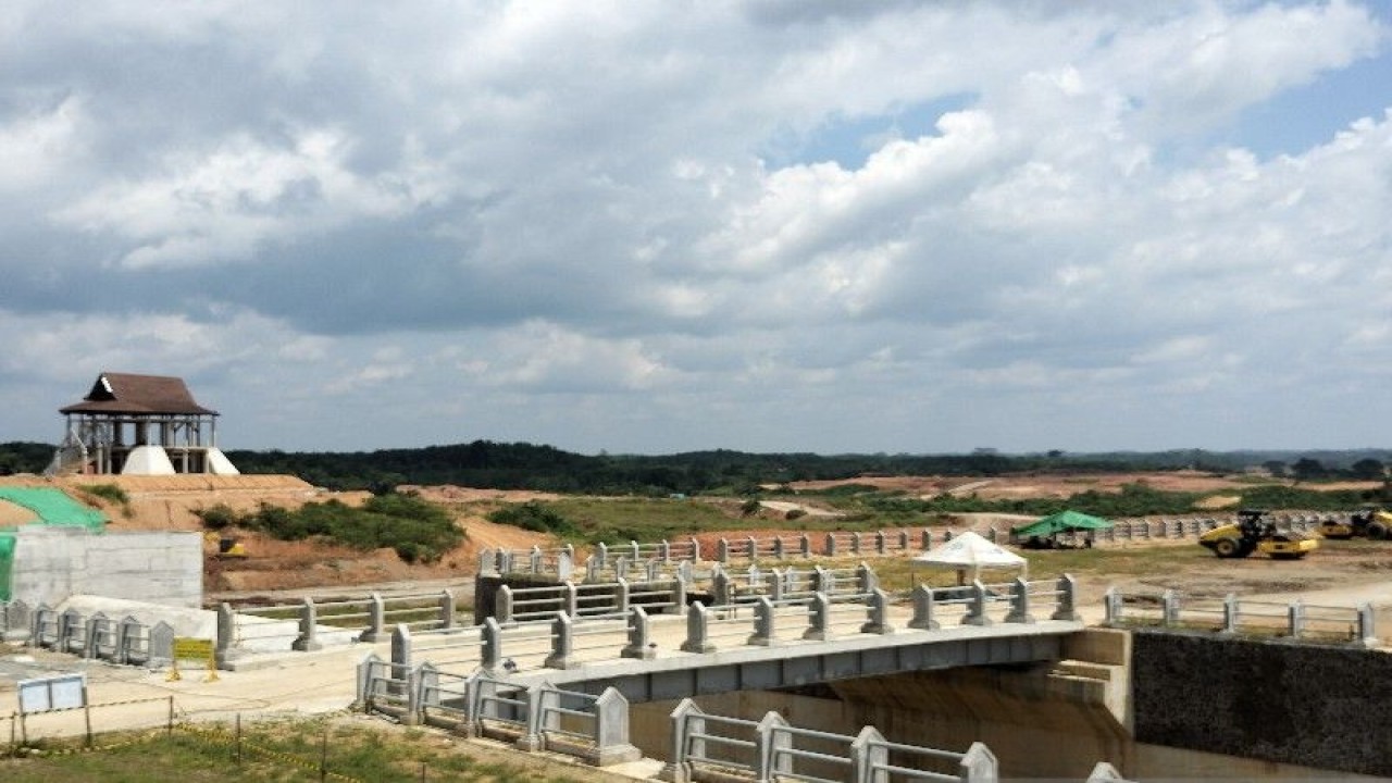 Proyek pembangunan Bendungan Sepaku Semoi dalam mendukung pembangunan IKN Nusantara di Penajam Paser Utara, Kalimantan Timur, Jumat (13/1/2023). ANTARA/Aji Cakti