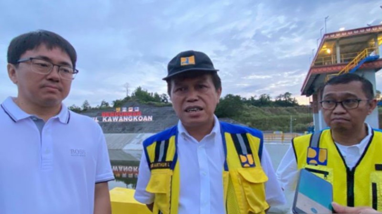 Direktur Sungai dan Pantai Direktorat Jenderal Sumber Daya Air Kementerian PUPR Bob Arthur Lombogia (tengah) saat memberikan keterangan kepada media di Manado, Sulawesi Utara, Minggu (29/1/2023). ANTARA/Luthfia Miranda Putri