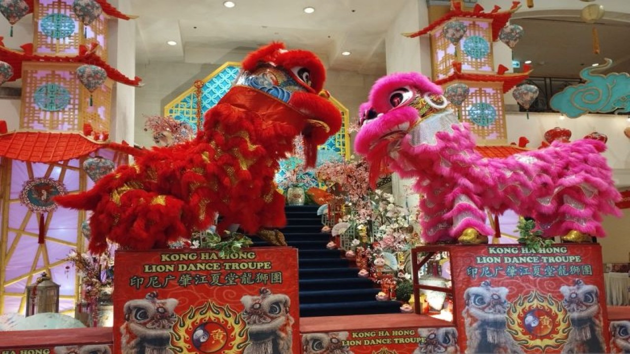 Pertunjukan barongsai dalam rangkaian perayaan Tahun Baru Imlek yang diadakan oleh Hotel Borobudur Jakarta, Jakarta, Minggu (22/01/2023). (ANTARA/Rizka Khaerunnisa)