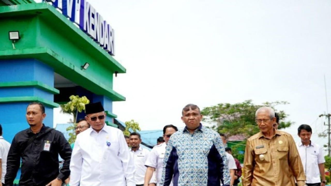 Wakil Menteri Ketenagakerjaan Republik Indonesia (RI) Afriansyah Noor (kedua kanan), didampingi Wagub Sultra Lukman Abunawas (kanan), Kepala BPVP Kendari (kedua kiri), saat melakukan kunjungan kerja di BPVP Kendari, Selasa (3/1/2023). ANTARA/Harianto