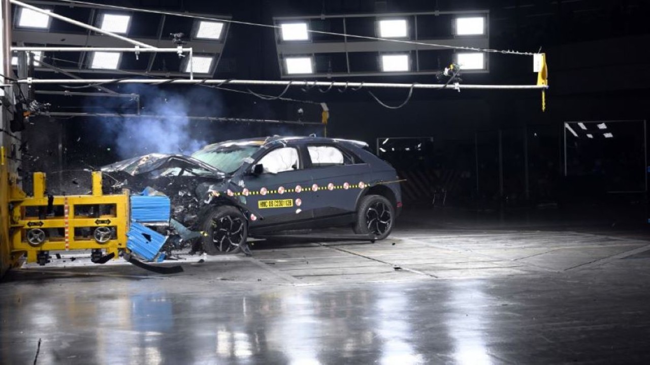 Kendaraan listrik Ionic 5 milik Hyundai Motor Group menabrak penghalang selama tes yang diadakan di Hyundai Motor Company Namyang Technology Research Center di Hwaseong, Provinsi Gyeonggi. (Hyundai Motor Group)
