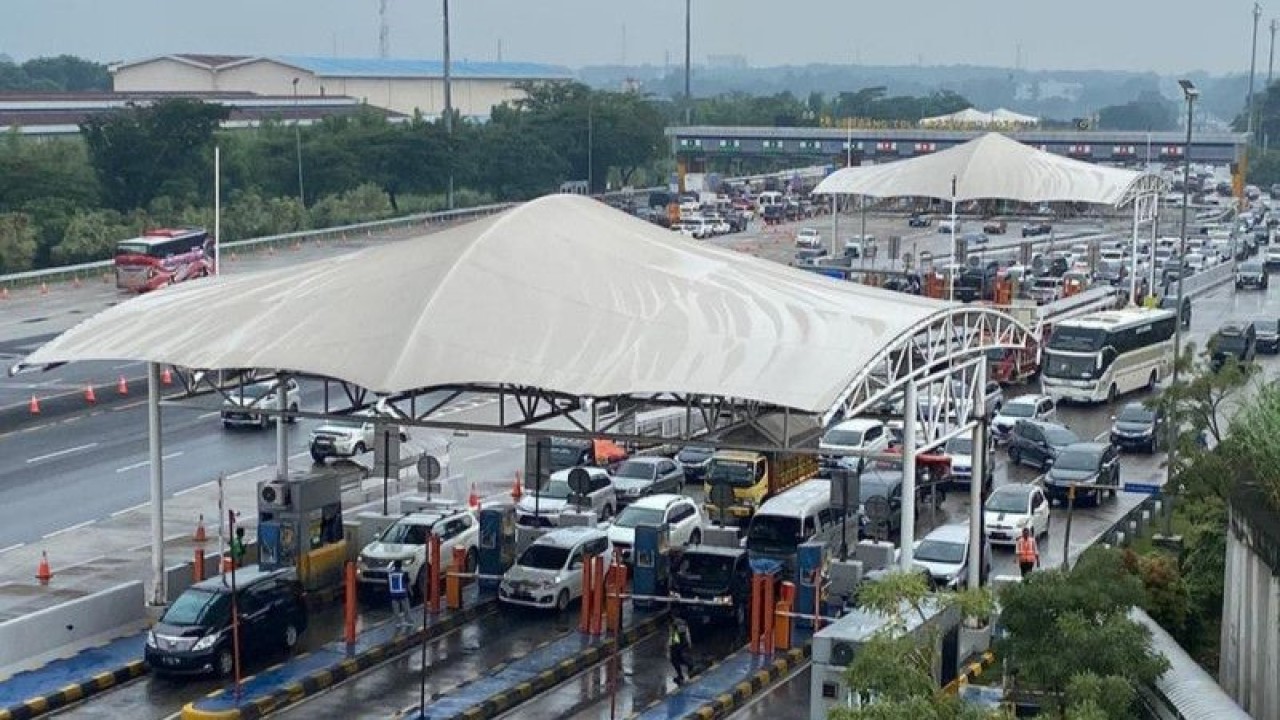Kendaraan melintasi Gerbang Tol Cikampek Utama menuju Ibu Kota DKI Jakarta pada musim libur Tahun Baru 2023. (ANTARA/HO-Jasa Marga).