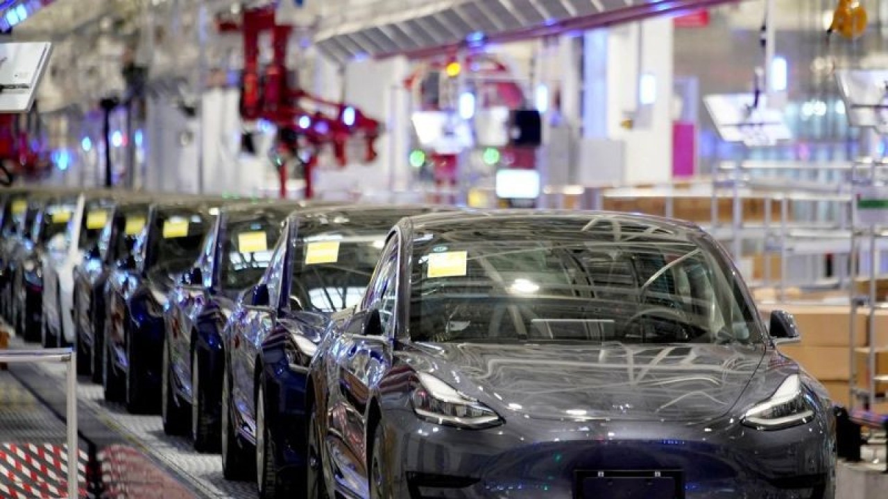 Kendaraan Tesla Model 3 buatan China terlihat saat momen pengiriman di pabrik Tesla di Shanghai, China, 7 Januari 2020. (REUTERS/Aly Song)