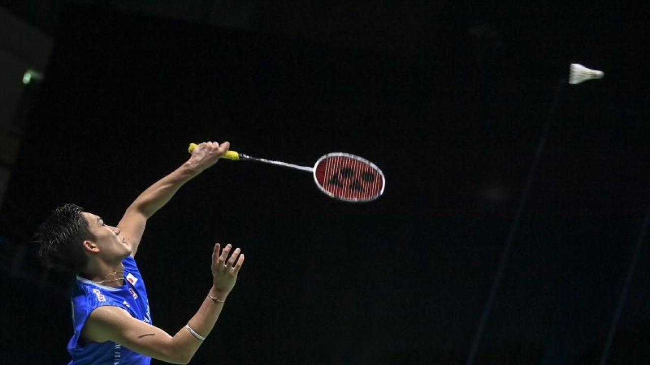 Arsip - Pebulu tangkis tunggal putra Jepang Kento Momota mengembalikan kok ke arah lawannya pebulu tangkis tunggal putra Indonesia Anthony Sinisuka Ginting dalam pertandingan babak semifinal Piala Thomas 2022 di Impact Arena, Bangkok, Thailand, Jumat (13/5/2022). ANTARA FOTO/M Risyal Hidayat/YU.