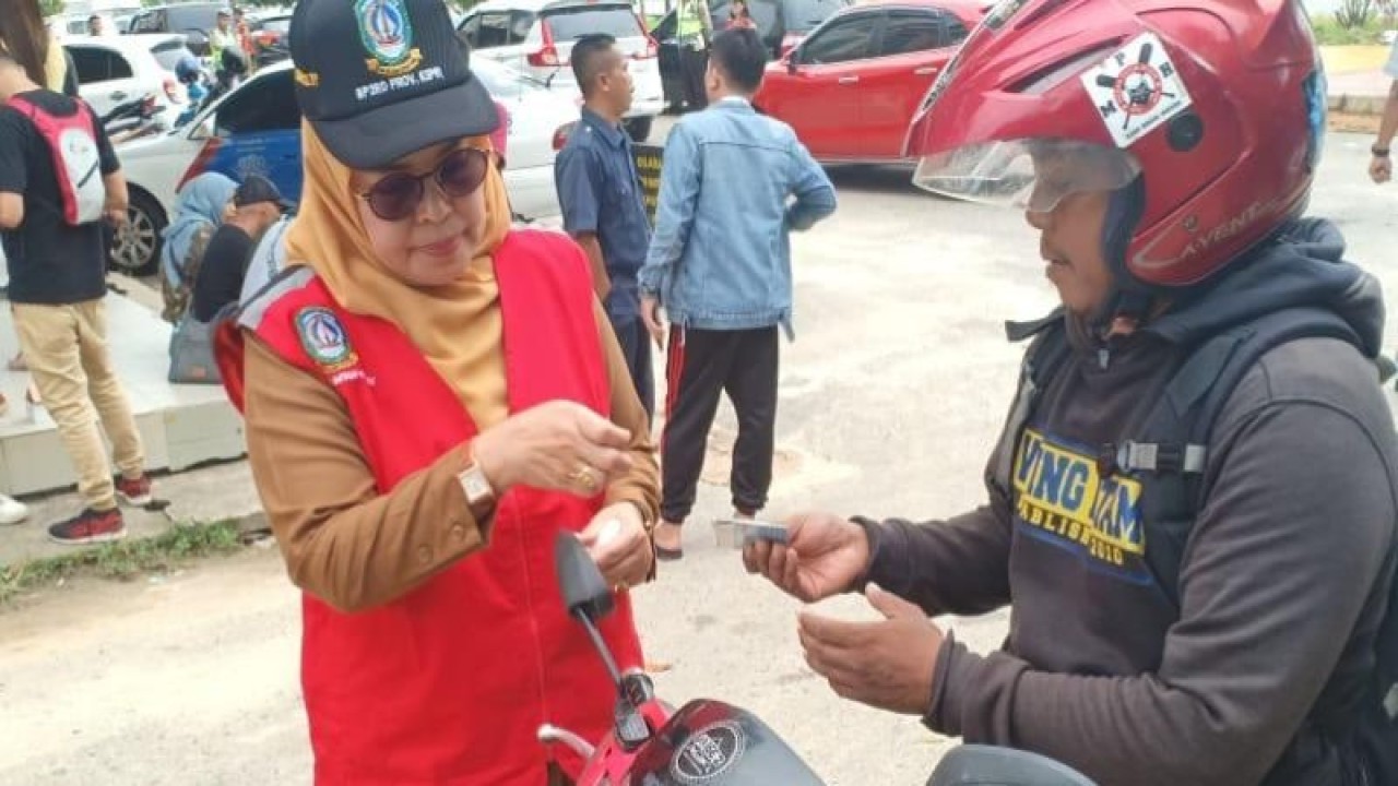 Kepala Badan Pendapatan Daerah Kepri Reni Yusneli saat memeriksa kelengkapan surat kendaraan.ANTARA/Nikolas Panama