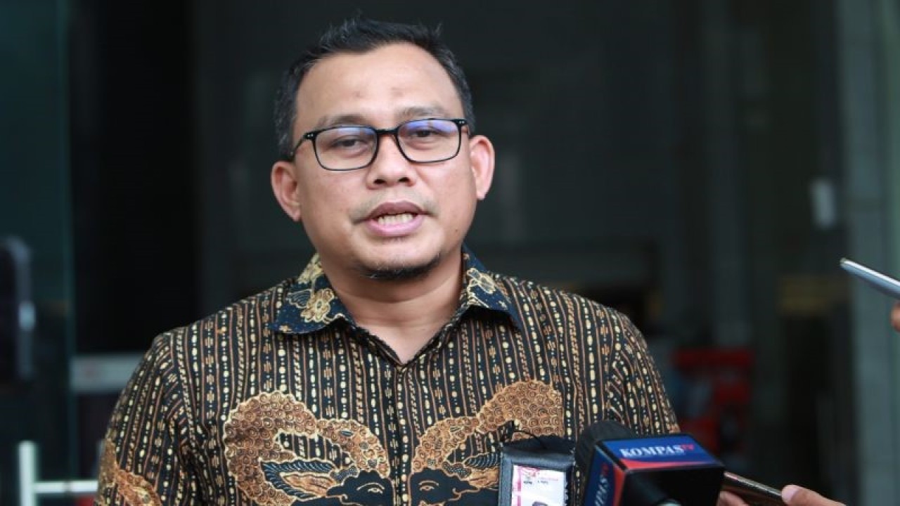 Kepala Bagian Pemberitaan KPK Ali Fikri (tengah) memberikan keterangan pers. ANTARA FOTO/Reno Esnir/aww