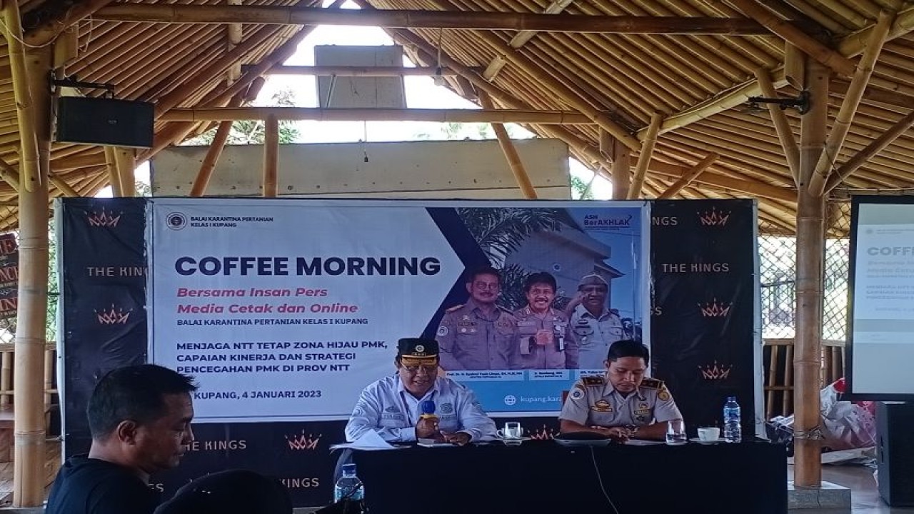 Kepala Balai Karantina Pertanian Kelas I Kupang Yulius Umbu H (Kiri) memberikan keterangan kepada wartawan terkait PMK di Kupang, Rabu (4/1). ANTARA/Kornelis Kaha