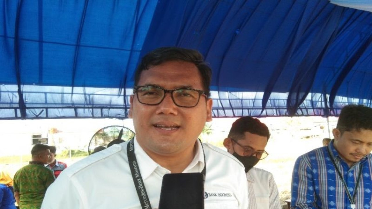 Kepala BI Sultra Doni Septadijaya saat diwawancarai wartawan di Kendari, Sultra, Senin (9/1/2023). ANTARA/M Harianto