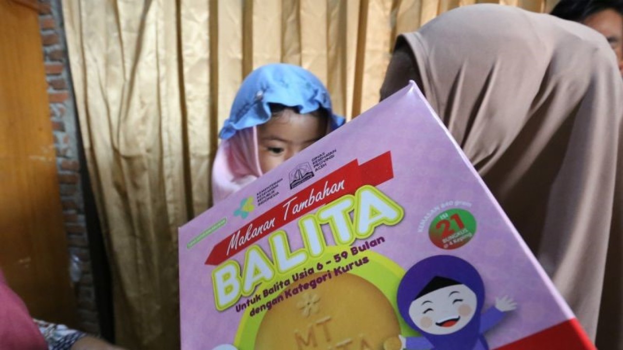 Balita penderita stunting mendapat bantuan makanan gizi tambahan dari Pemerintah Kota Banda Aceh di Banda Aceh, Aceh, Jumat (25/11/2022). . ANTARA FOTO / Irwansyah Putra/rwa. (ANTARA FOTO/IRWANSYAH PUTRA)