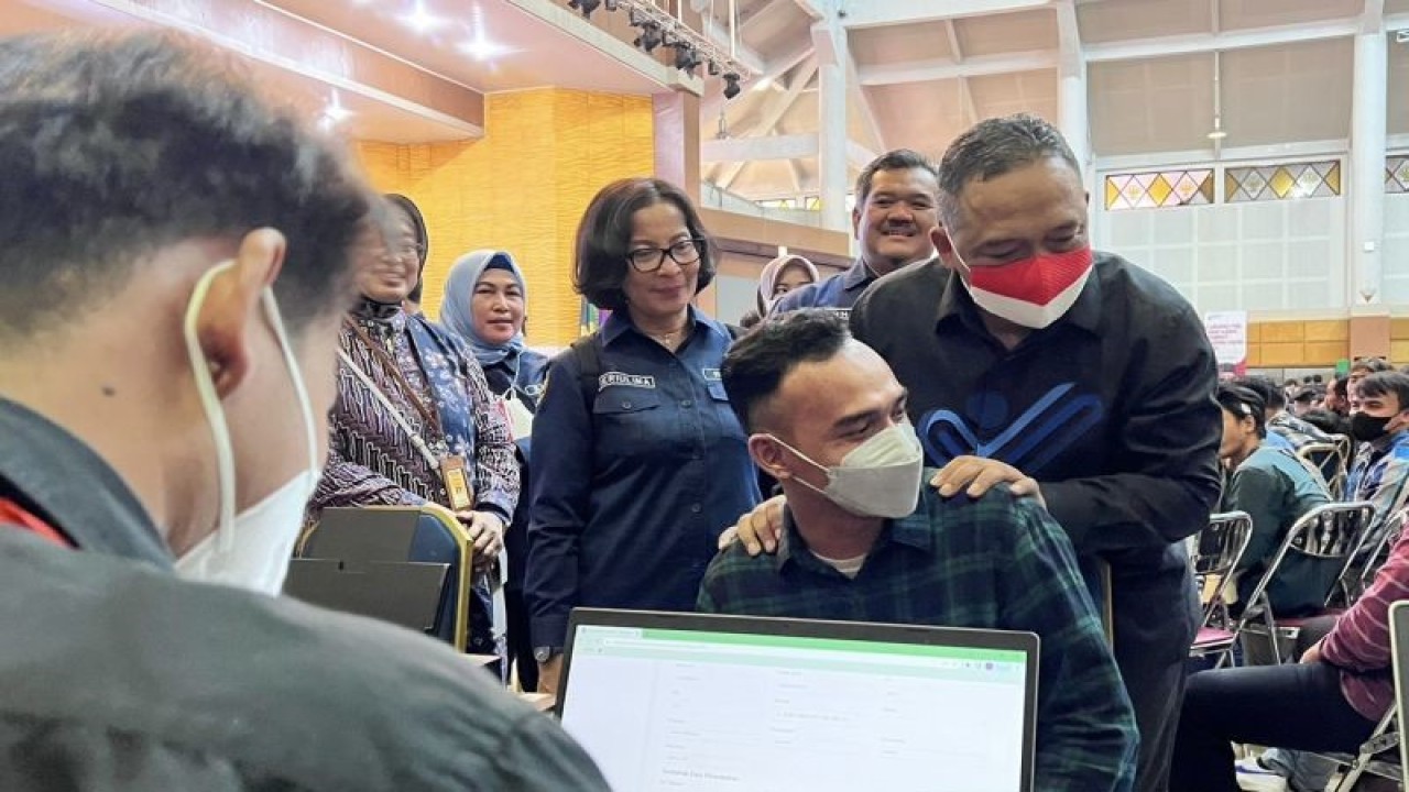 Kepala BP2MI Benny Rhamdani berbincang dengan salah seorang calon PMI di Auditorium Universitas Negeri Semarang (Unnes), Ahad (22/1/2023). (ANTARA/Wisnu Adhi)
