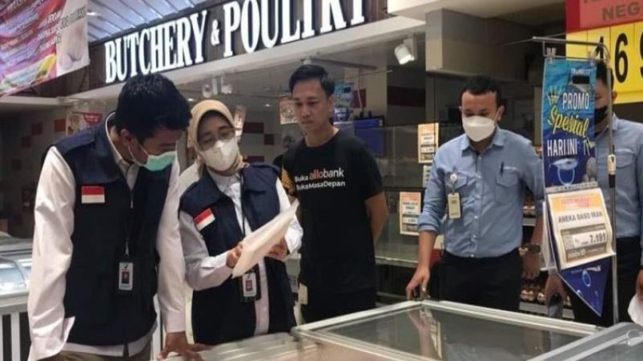 Kepala BPOM Pangkalpinang  Sofiyani Chandrawati Anwar usai sidak keamanan produk pangan di Transmart Pangkalpinang, Senin. ANTARA/Aprionis.