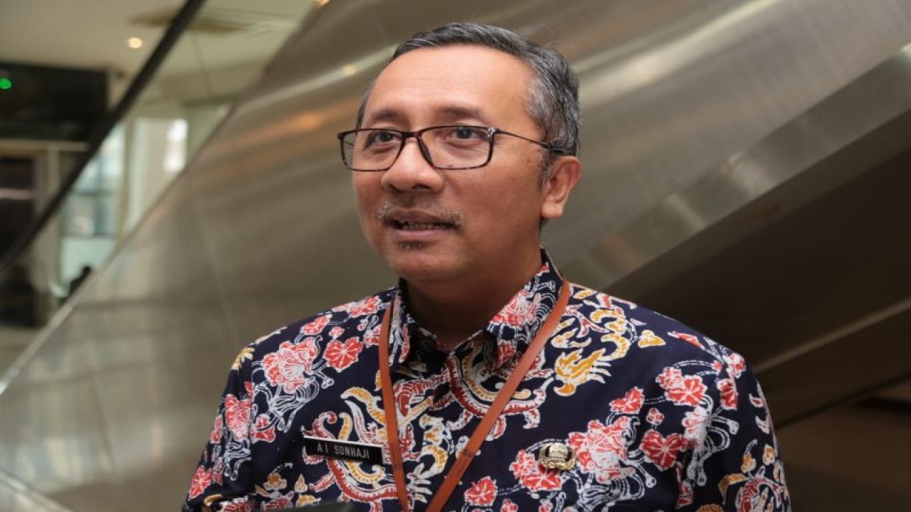 Kepala Dinas Kependudukan dan Catatan Sipil (Dispendukcapil) Kota Surabaya Agus Imam Sonhaji (ANTARA/HO-Diskominfo Surabaya)