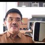 Kepala DKUKMPP Kota Cirebon Iing Daiman memberi keterangan kepada media di Cirebon, Jawa Barat, Selasa (10/1/2023). (ANTARA/Khaerul Izan)-1673334177