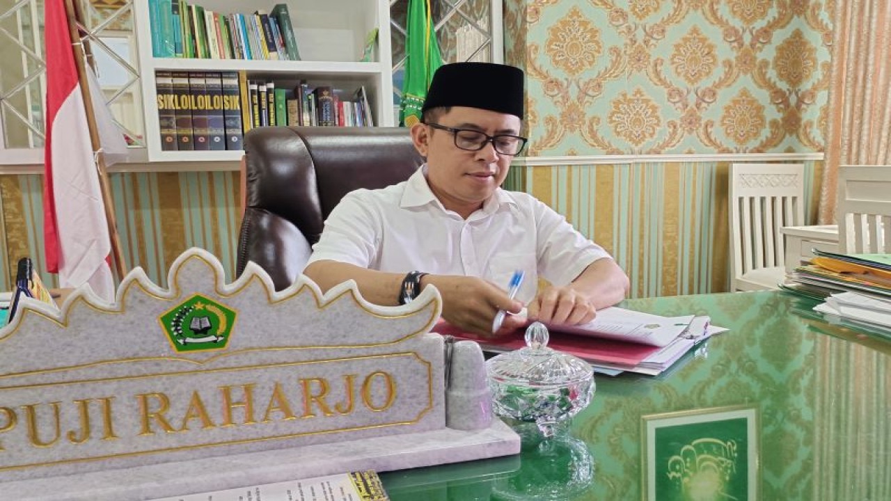 Kepala Kanwil Kemenag Lampung Puji Raharjo saat dimintai keterangan. Bandarlampung, Selasa, (3/1/2023). (ANTARA/Dian Hadiyatna)