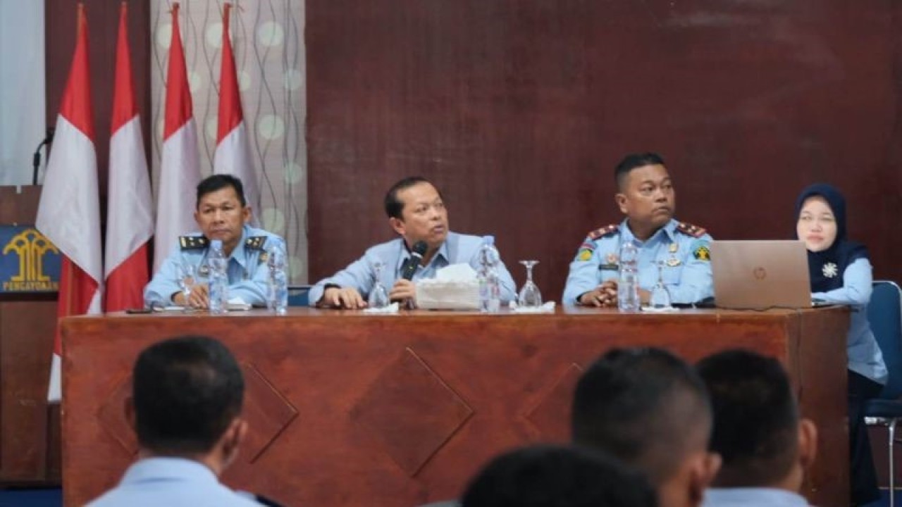 Kepala Kanwil Kemenkumham Kepulauan Babel Harun Sulianto (tengah) saat berkunjung ke Rutan Muntok Kabupaten Bangka Barat. (Humas)