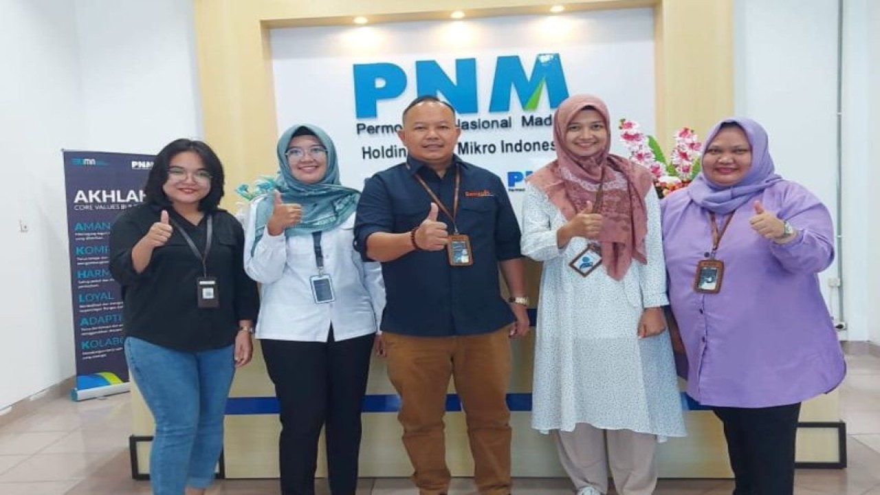 Kepala PNM Cabang Babel Daniel Silitonga (tengah) bersama staf. (ANTARA/ Donatus Dasapurna)