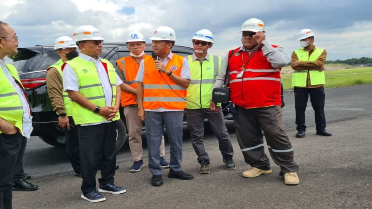 Kepala Staf Kepresidenan Moeldoko saat meninjau pembangunan Bandar Udara Baru Dhoho Kediri, Kamis (5/1/2023). ANTARA/HO-KSP
