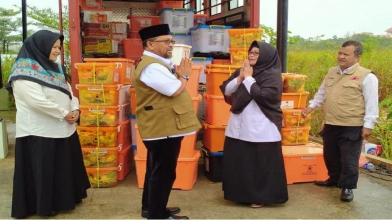 BPBD Kabupaten Bintan, Kepri, menerima bantuan logistik dari BPBD Kepri untuk warga terdampak banjir rob, Selasa (25/1). (ANTARA/HO-BPBD Bintan)