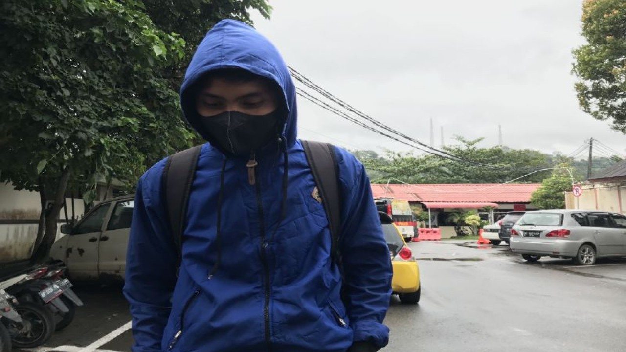 Seorang warga menahan dingin akibat cuaca buruk yang terjadi di wilayah Kepri beberapa hari belakangan ini. (ANTARA/Yude)