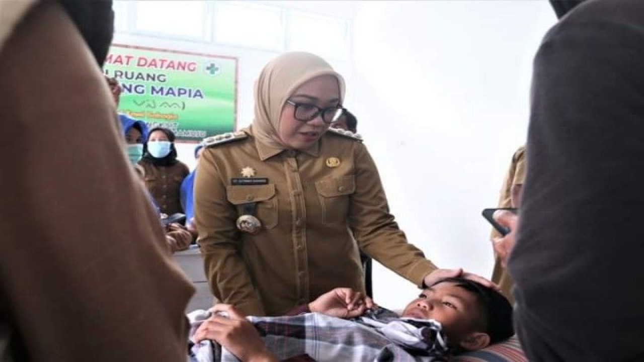 Bupati Mamuju Sutinah Suhardi memberikan pelayanan dibidang kesehatan yang merupakan sektor yang memberikan andil terhadap kepuasan masyarakat mengenai kinerja pemerintah yang berdasarkan survei rumah data mencapai 78,75 persen di Mamuju, Selasa (10/1/2022) ANTARA Foto/ M Faisal Hanapi