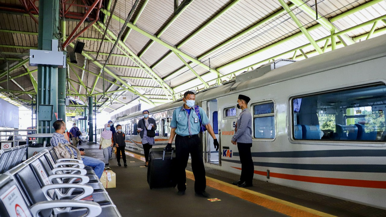 Para penumpang kereta api turun di stasiun pemberhentian/ist