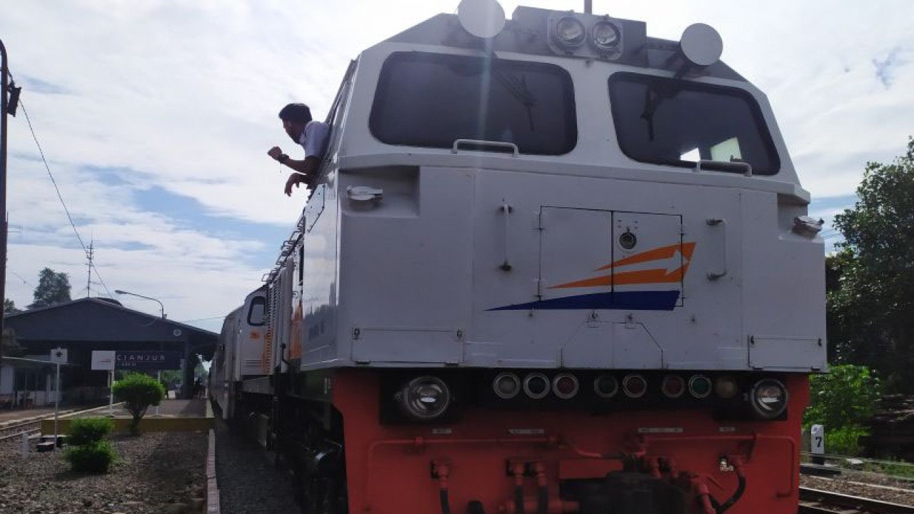 Kereta Api Siliwangi saat menunggu penumpang di Stasiun Cianjur, Jawa Barat. ANTARA/Ahmad Fikri