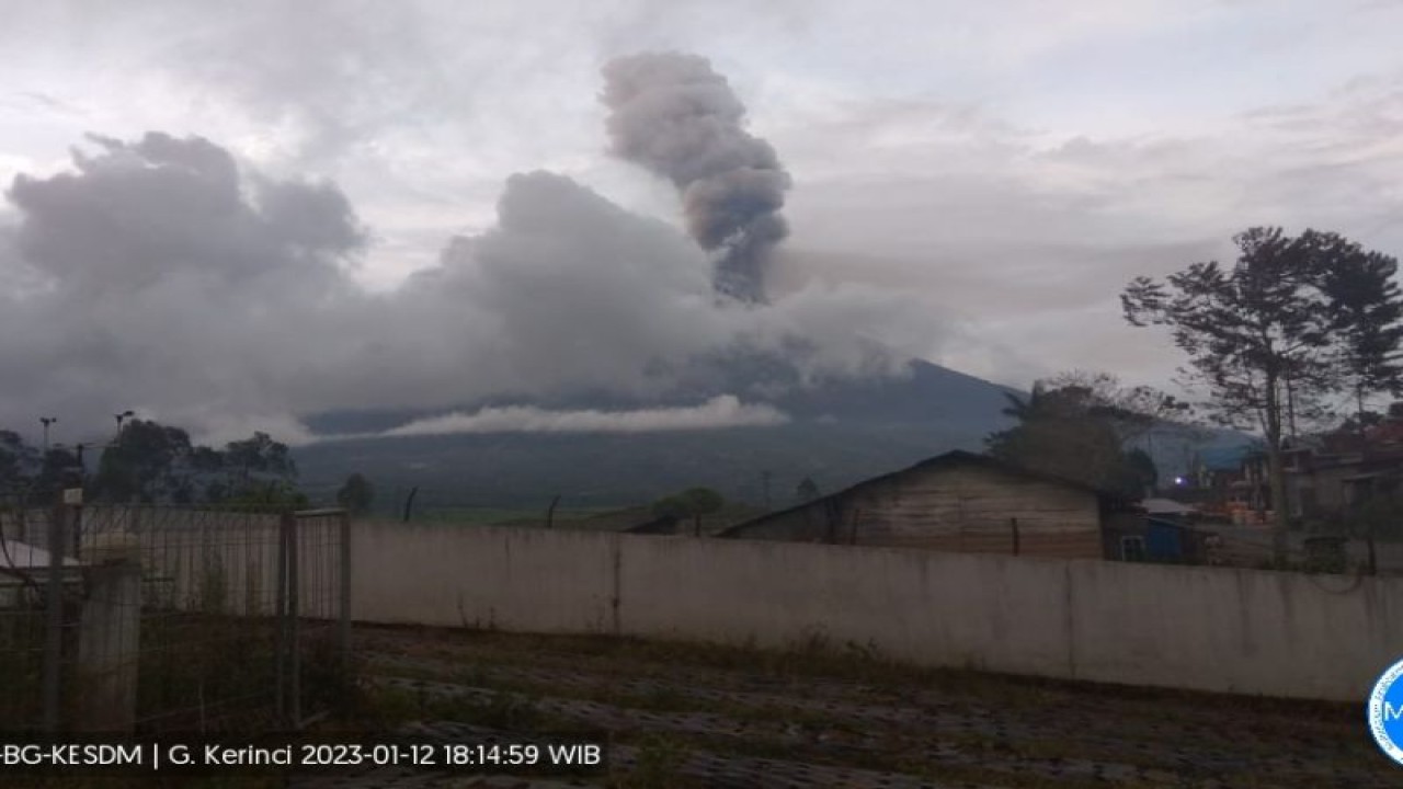Kolom abu setinggi lebih kurang 1.200 meter ke luar dari puncak Gunung Kerinci, Kamis (13/1/2023). (ANTARA/HO-PVMBG)