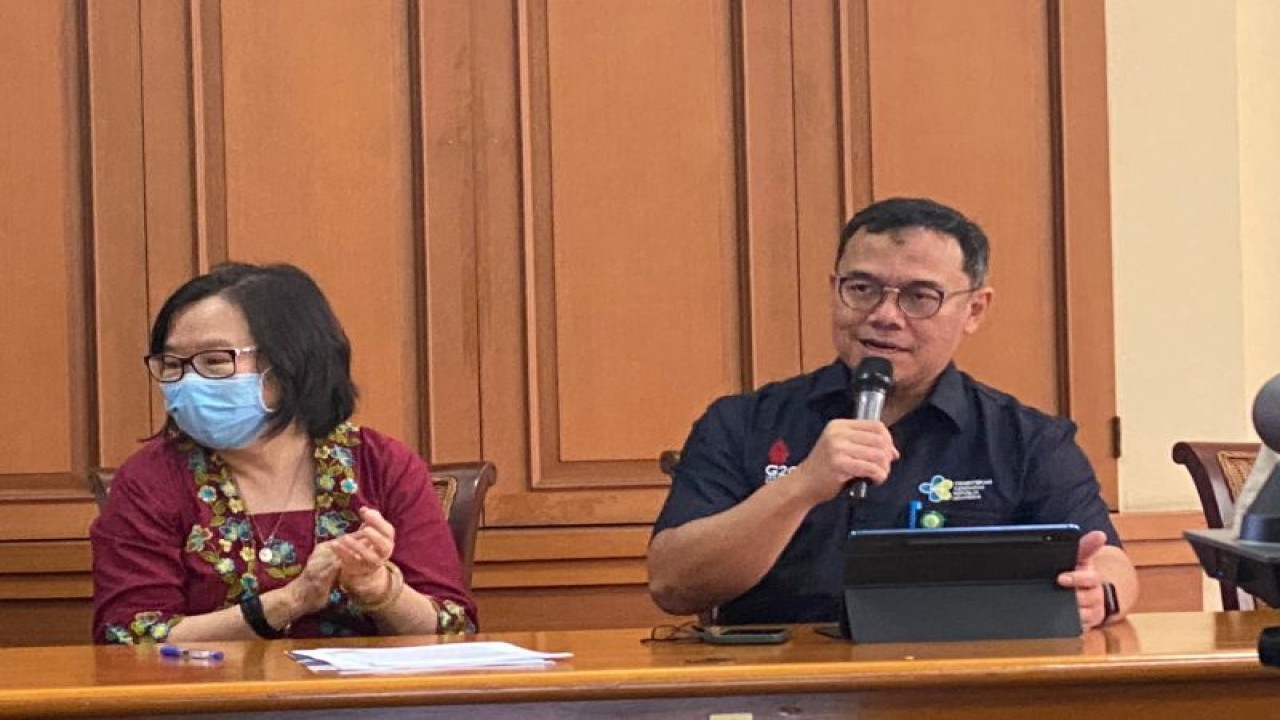 Direktur Pencegahan dan Pengendalian Penyakit Menular Kemenkes Imran Pambudi (kanan) dalam Temu Media NTD’s Day yang diikuti di Jakarta, Senin (30/1/2023). (ANTARA/Hreeloita Dharma Shanti)