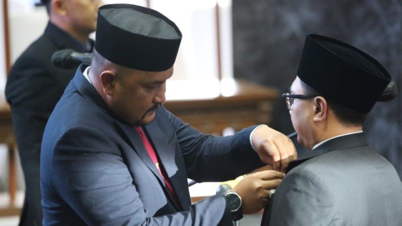 etua DPRD Kabupaten Bogor, Rudy Susmanto melantik anggota dewan pengganti antar waktu (PAW), Rudi Setiawan untuk sisa masa jabatan 2019-2024 di Ruang Rapat Paripurna Gedung DPRD, Cibinong, Bogor, Jawa Barat, Senin (16/1/2023). (ANTARA/HO-Humas DPRD Kabupaten Bogor)