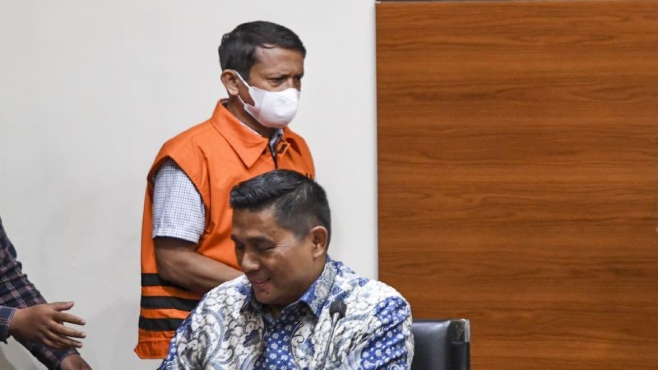 Ketua Harian DPD PAN Subang, Jawa Barat, Suherlan (atas) mengenakan rompi tahanan KPK usai diperiksa di Gedung Merah Putih KPK, Jakarta, Selasa (22/11/2022). KPK menahan Suherlan sebagai tersangka tindak pidana korupsi kasus suap terkait pengurusan dana perimbangan pada APBN-P 2017 dan APBN 2018 yang saat itu merupakan Tenaga Ahli DPR dari fraksi PAN. ANTARA FOTO/Hafidz Mubarak A/aww