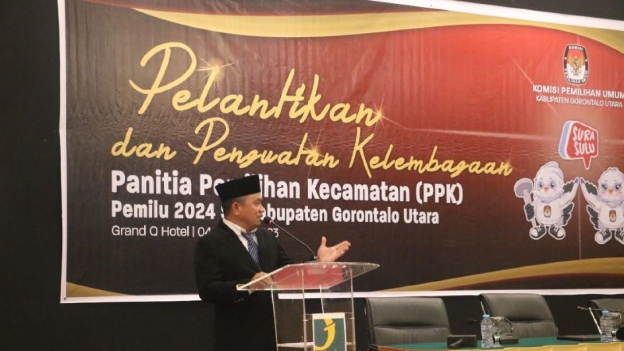 Ketua KPU Gorontalo Utara, Munawir Ismail, melantik dan mengambil Sumpah dan Janji, 55 orang anggota Panitia Pemilihan Kecamatan (PPK) untuk Pemilu Tahun 2024. (ANTARA/Susanti Sako)