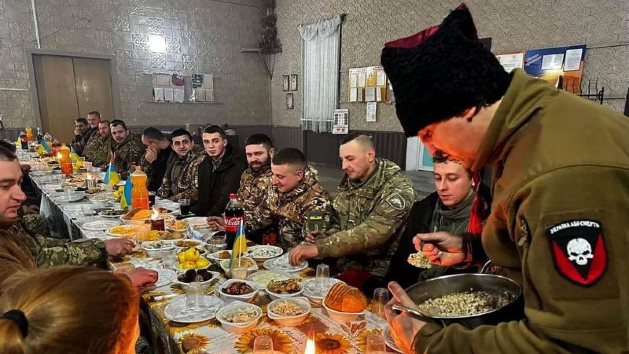 Para prajurit Ukraina mengikuti makan malam perayaan Natal di sebuah lokasi yang dirahasiakan di Ukraina, Minggu (25/12/2022). ANTARA FOTO/Press Service of the General Staff of the Ukrainian Armed Forces/Handout via REUTERS/foc