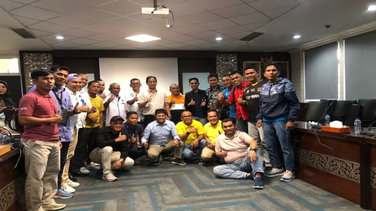 Ketua PSSI Sumbar Indra Dt Rajo Lelo bersama peserta Liga 3 zona Sumbar (ANTARA/HO PSSI Sumbar)