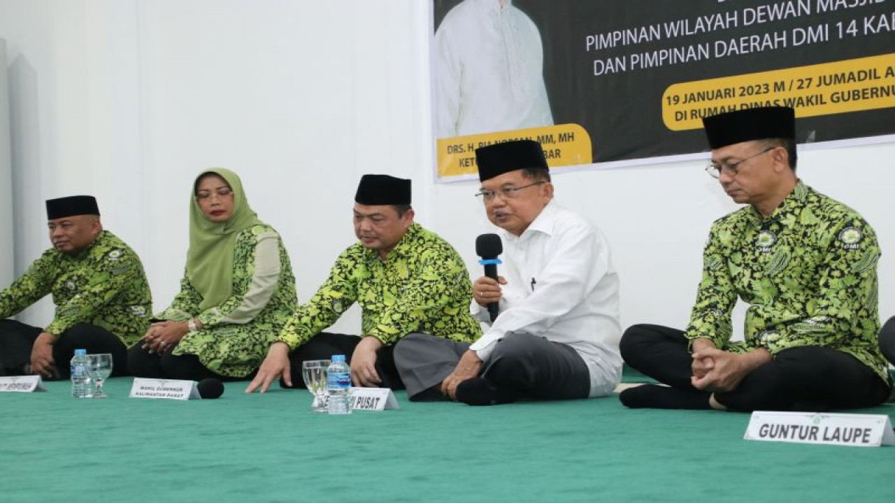 Ketua pusat DMI Jusuf Kalla bersilahturahmi dengan pengurus DMI Kalbar di Pontianak. istimewa
